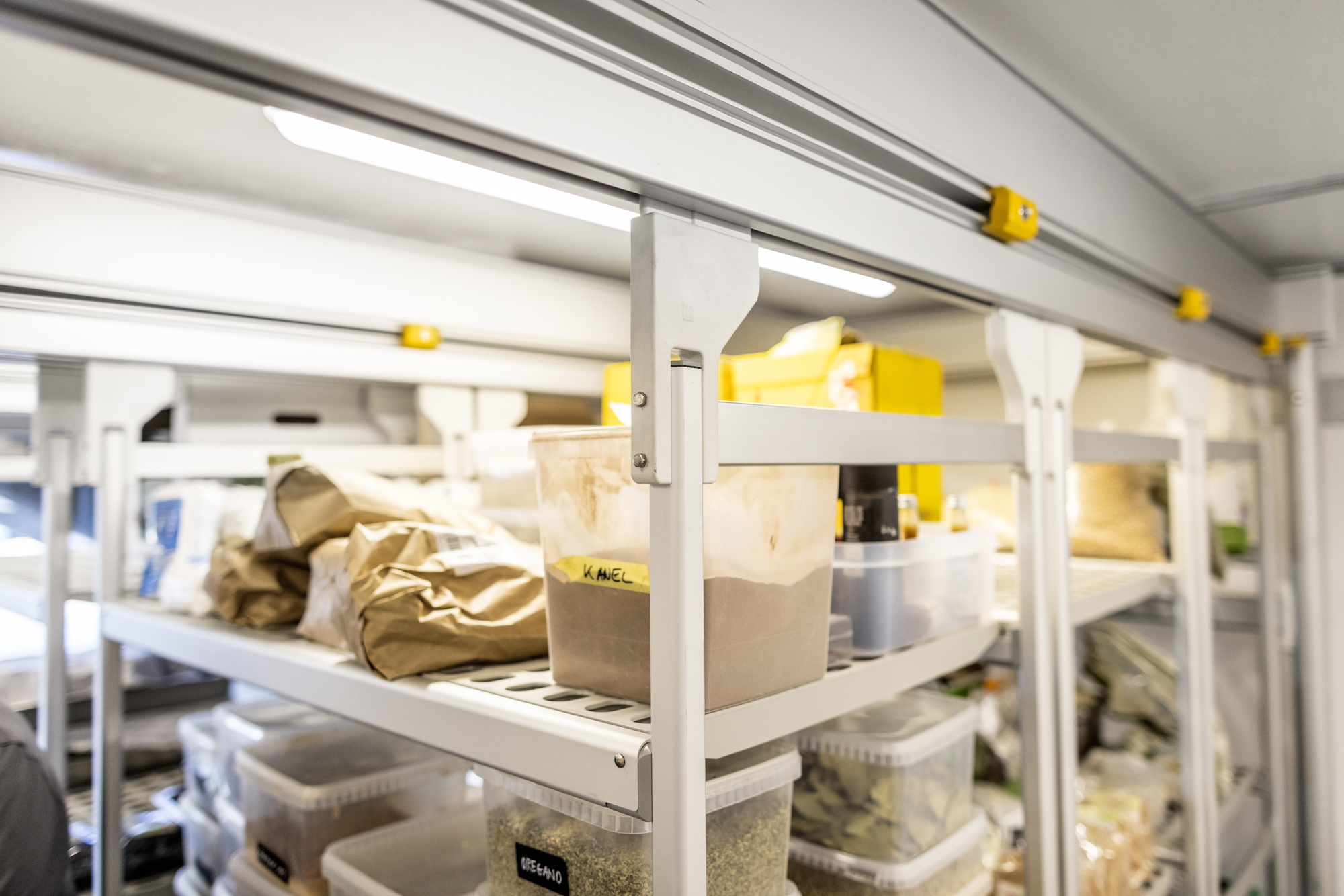 Dankok reol på skinner