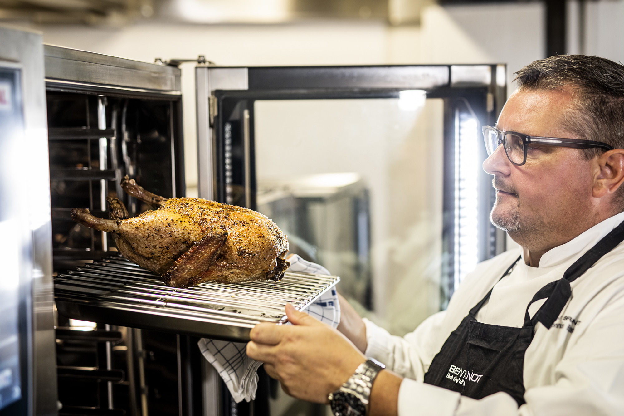 Dennis Rafn tager anden ud af Rational-ovnen.