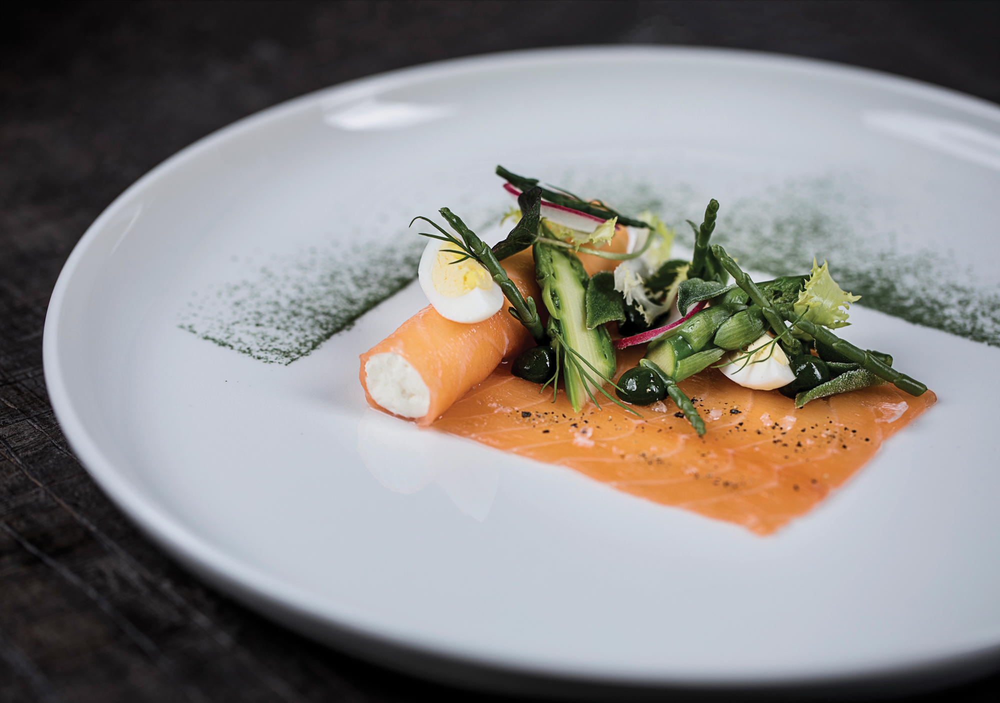 Råmarineret laks med rygeost.