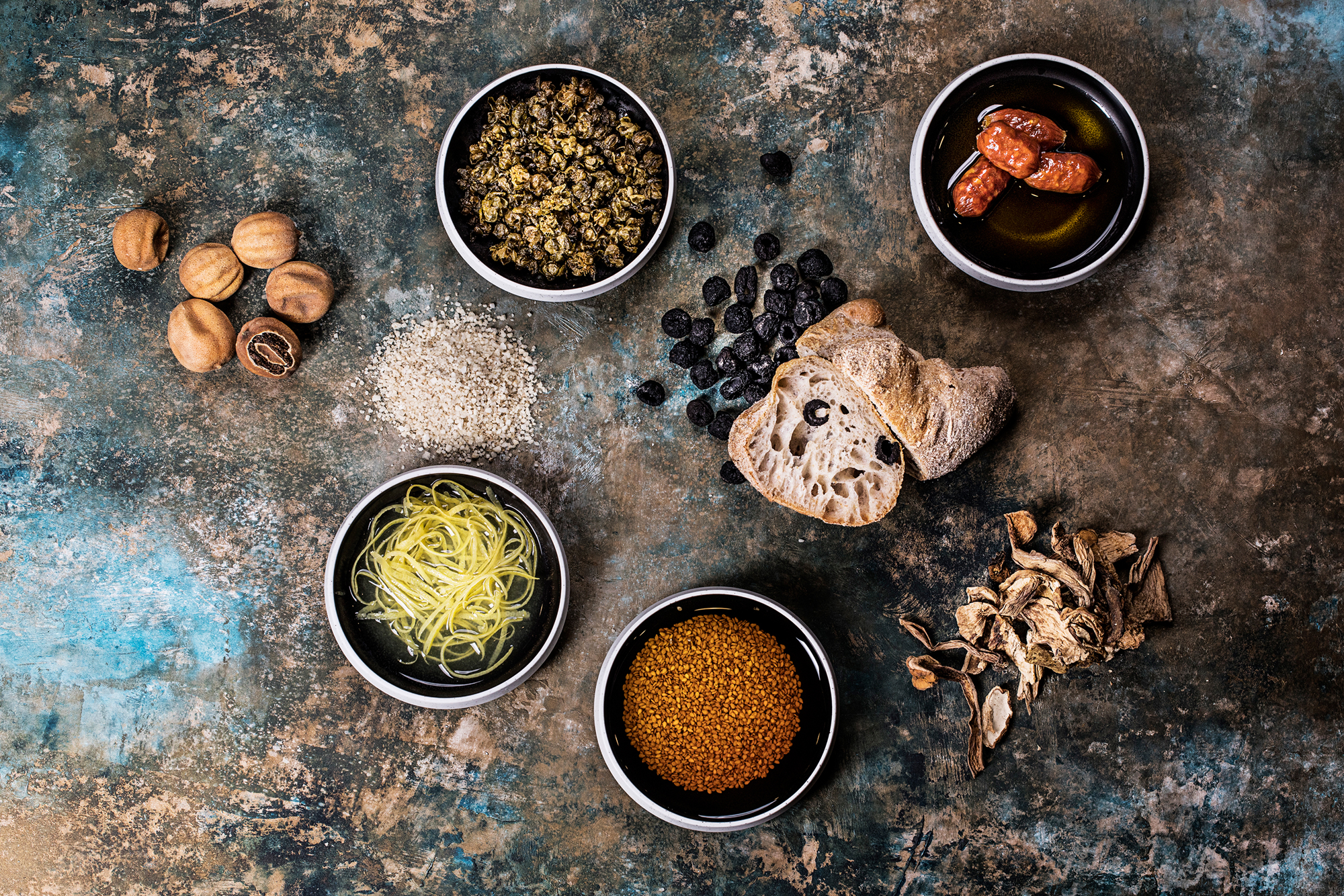 Friske krydderier i skåle